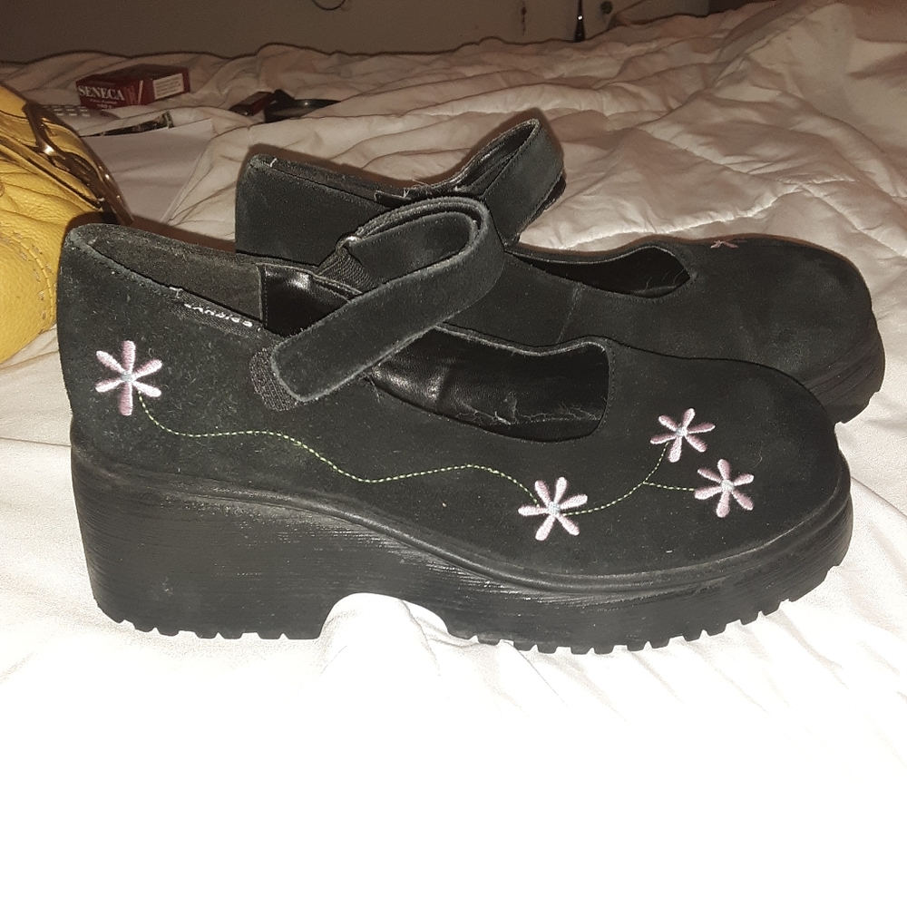 Children Shoes - Picture 2 of 6